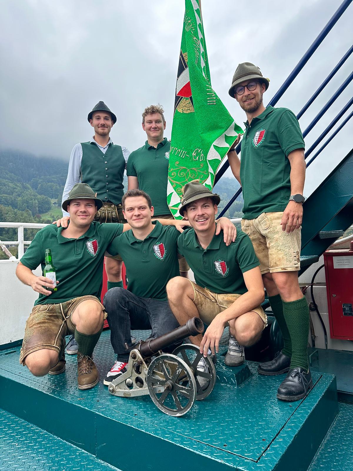 2025 Ausflug Jugend mit Salutkanone images/KUVBIlder/Ausfluege/2025_Ausflug_Traunsee_2.jpg